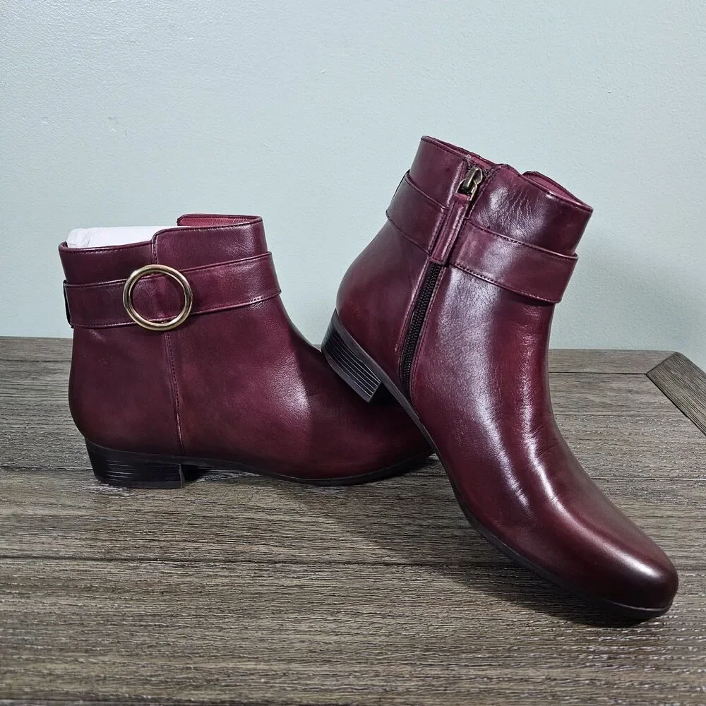 Trotters Melody Ankle‎ Boots Dark Red Women's Size 9.5 Buckle Detail Heel Zip